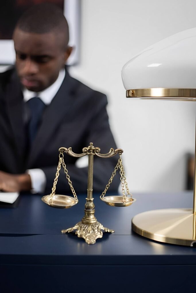 Um homem de terno assina um documento enquanto uma balança está em foco à sua frente. A imagem simboliza a busca por um sistema tributário equilibrado e justo, onde todos contribuem de forma adequada.