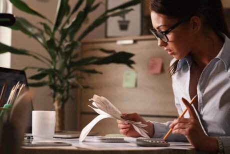 Mulheres contabilistas, moldando o futuro financeiro com suas contribuições valiosas.