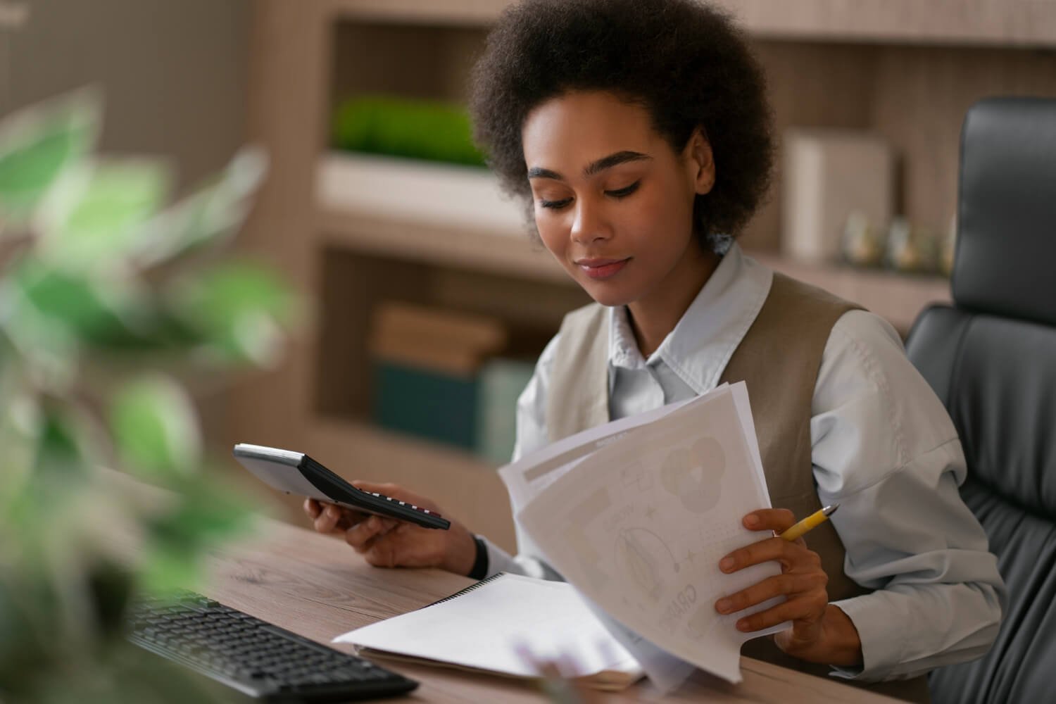 Mulheres na contabilidade, colaborando e fortalecendo umas às outras.